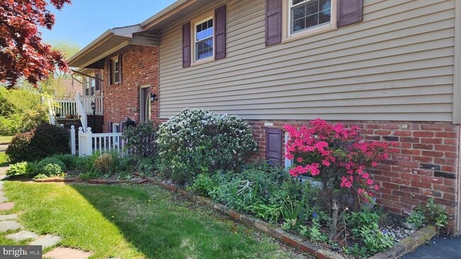 Building Photo - 318 Oakwood Ave