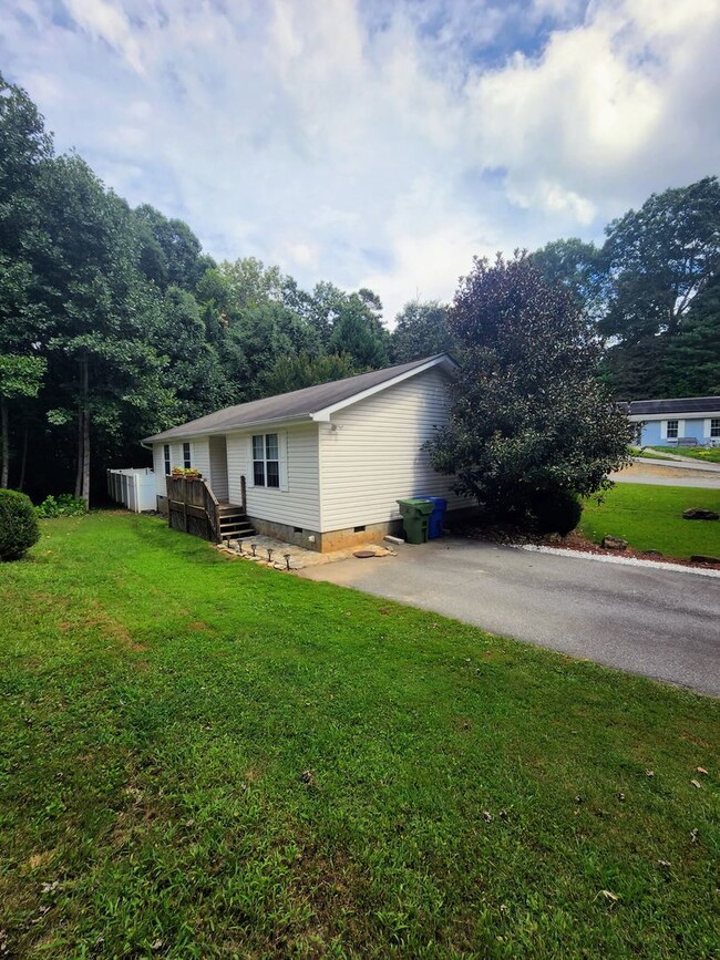 Building Photo - East Asheville Rental