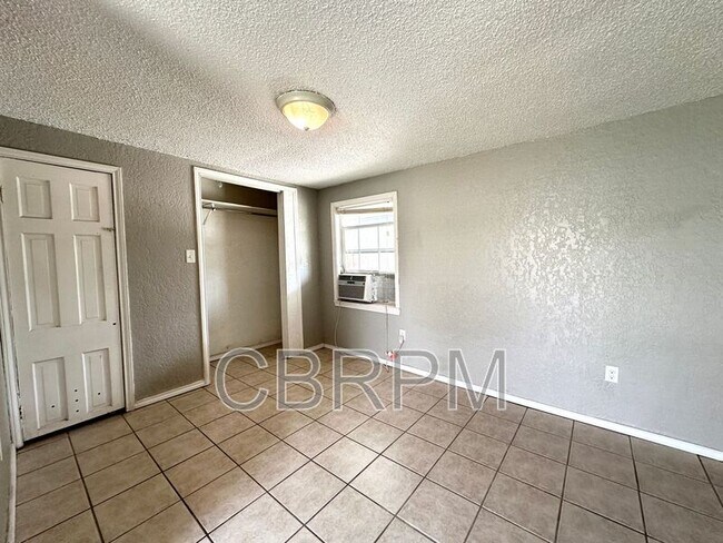 Building Photo - 320 N Flint Ave