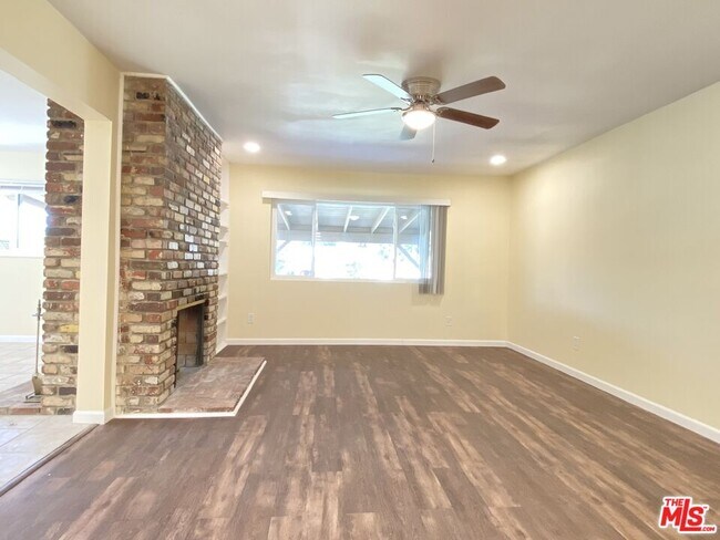 Building Photo - 9731 Rhea Ave