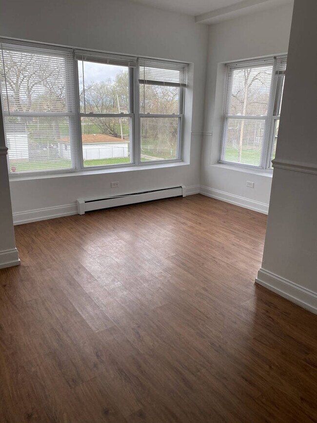 Building Photo - 616 W Marquette Rd