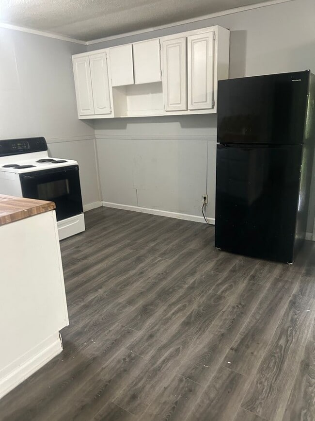 Building Photo - Oak Ridge 37830 - 2 bedroom, 1 bath duplex - Contact Lisa Vineyard and Shannon Russell (865) 216-...