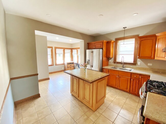 Kitchen and breakfast room - 1625 S 59th Ave