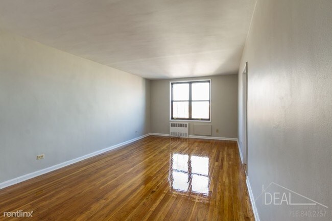 Foto del edificio - 817 Gravesend Neck Rd
