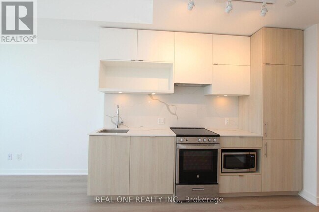 Photo du bâtiment - 100 Queen St E