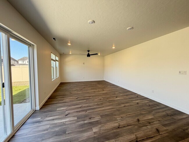 Building Photo - Brand New Home! Ready for Move In Today!