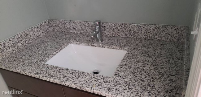 Foto del edificio - 2 br, 2.5 bath Townhome - 156 silver street