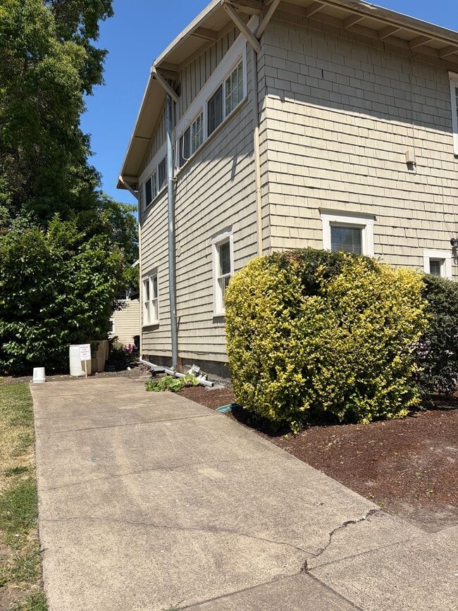 Building Photo - (844) NW 15th St. - 3 Bedroom / 1 Bathroom w/ Two Large Bonus Rooms