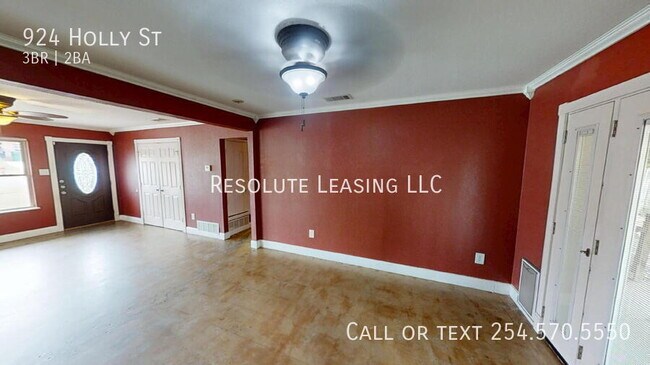 Building Photo - 924 Holly St