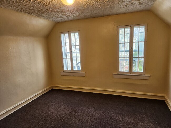 Building Photo - Large 3 Bedroom 2 Full Bath w/Large Side &...