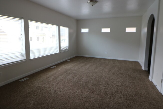 Building Photo - Large 5 Bed 3.5 Bath Home in Lehi Utah!
