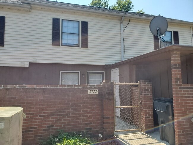 Building Photo - 2 Bedroom, 1.5 Baths Townhome in Candlewood Community.