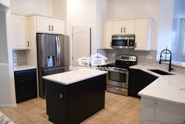 Foto del edificio - Remodeled 3 Br 2 Ba 3 Cg Home with Pool Near Valencia and I-10 in Tucson