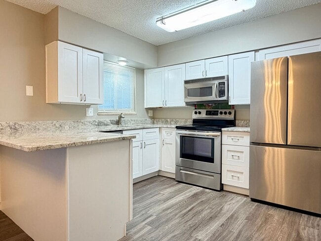 Building Photo - Updated Townhome with Covered Parking!