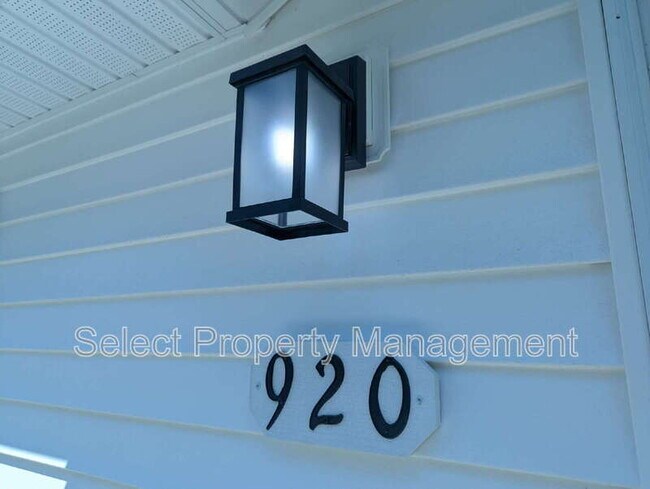 Foto del edificio - 920 Courtney Dr