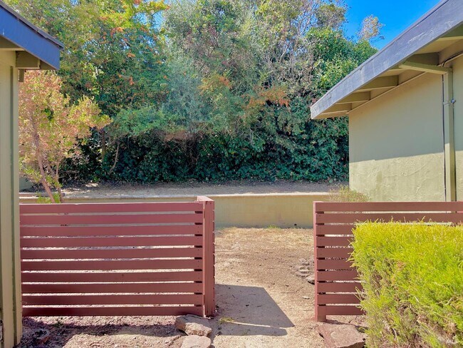 Building Photo - 220 Los Altos Pl