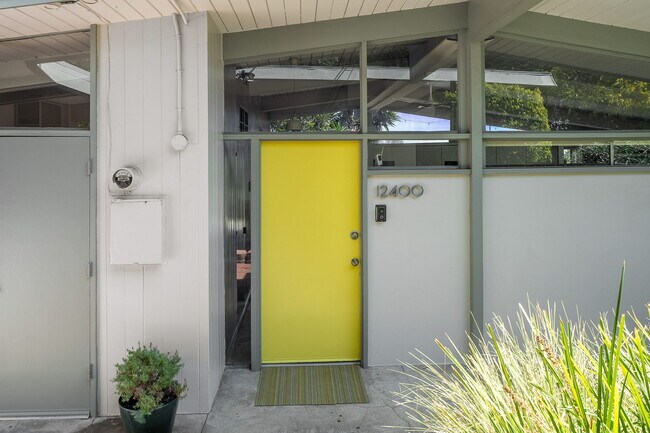 Foto del edificio - 12400 Deerbrook Ln