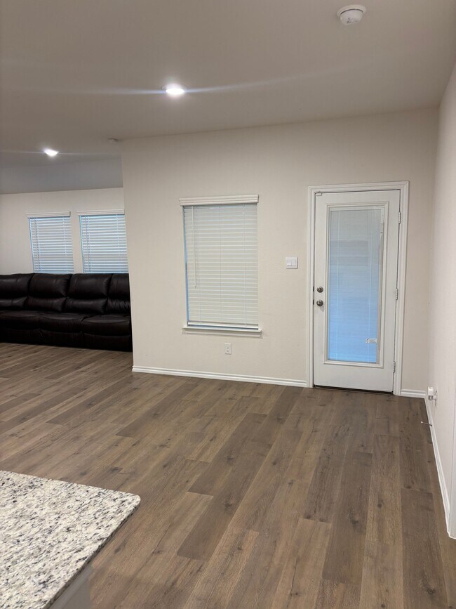 Foto del edificio - 2551 Quiet Oak Ln