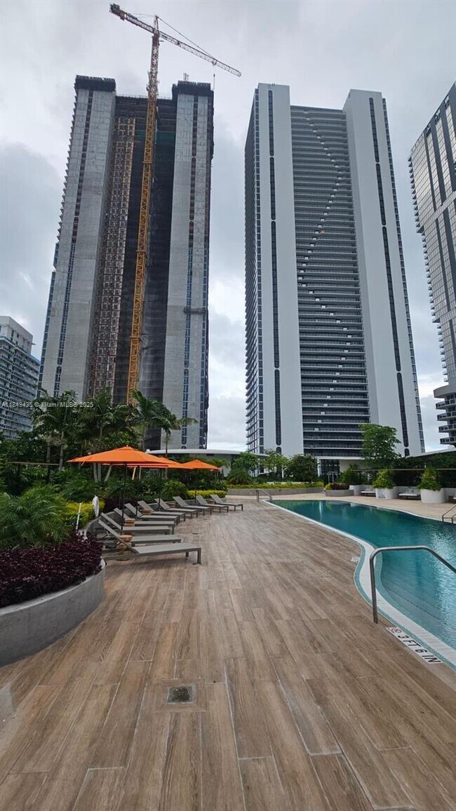 Foto del edificio - 700 NE 24th St