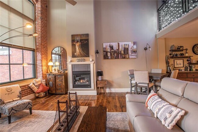 Building Photo - 618 Main St