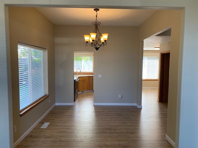 Foto del edificio - 7403 Shadowwood Ct NE