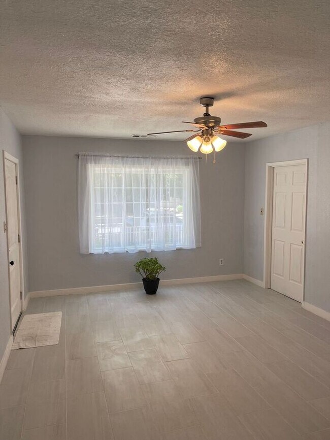 Foto del edificio - Coming Soon Modesto Renovated 3 Bedroom 1 ...