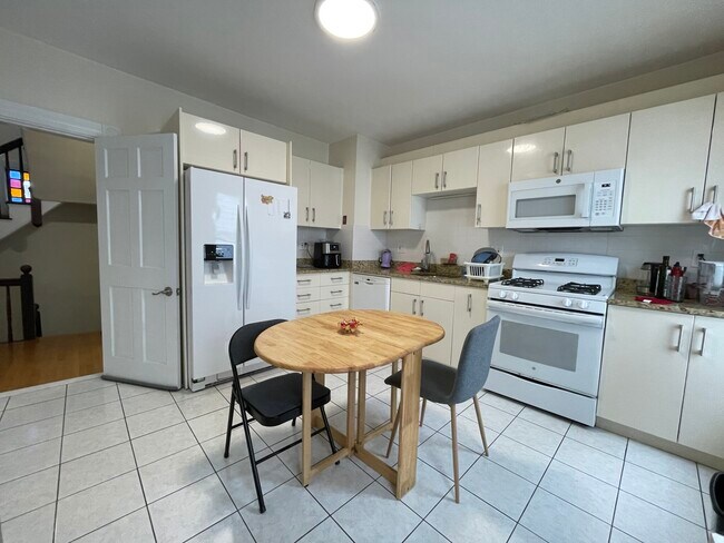 Foto del edificio - 63 Fairbanks St