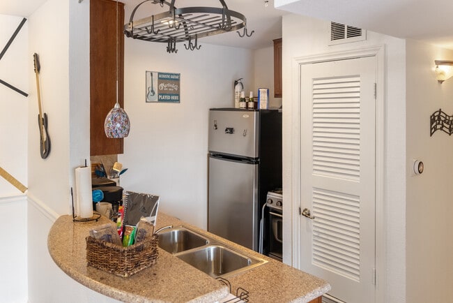 Foto del edificio - Room in Condo on Avenue A