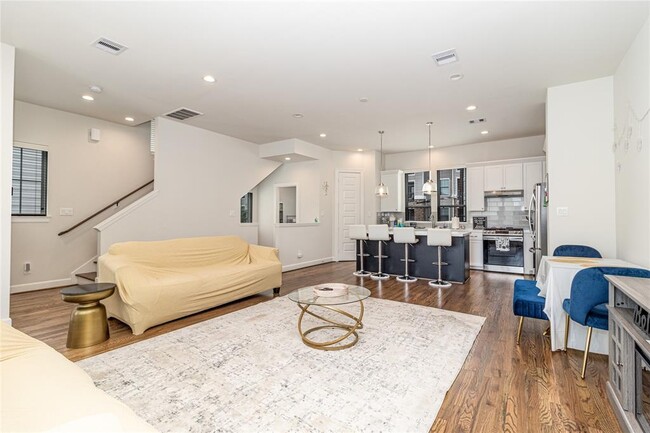 Building Photo - 2808 Grand Fountains Dr