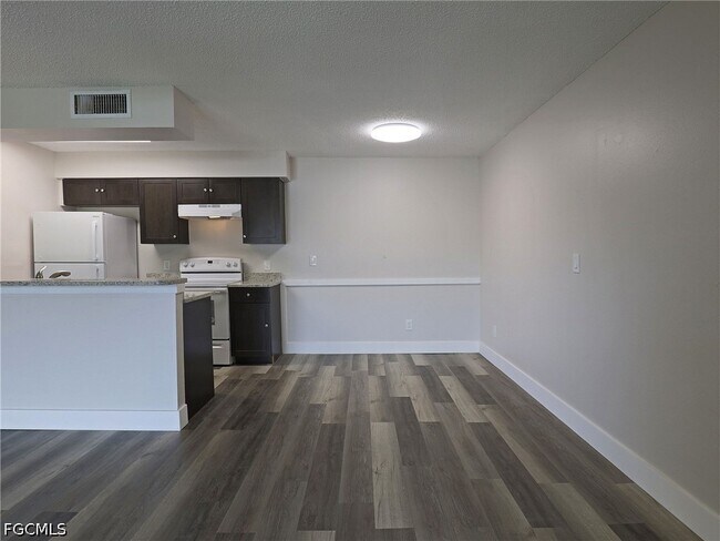 Foto del edificio - 5303 Summerlin Rd