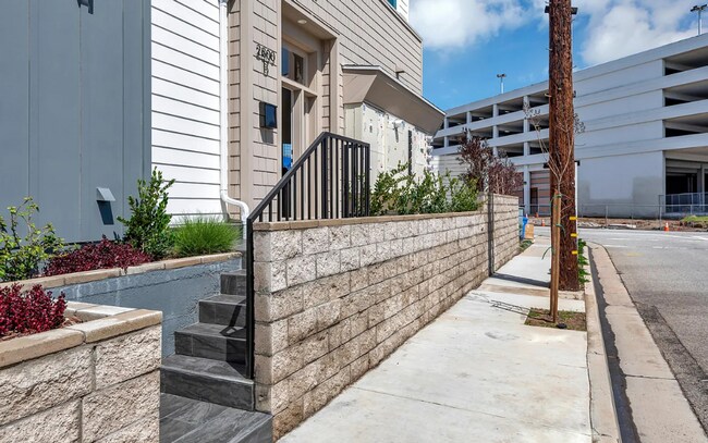 Building Photo - Grant Avenue B