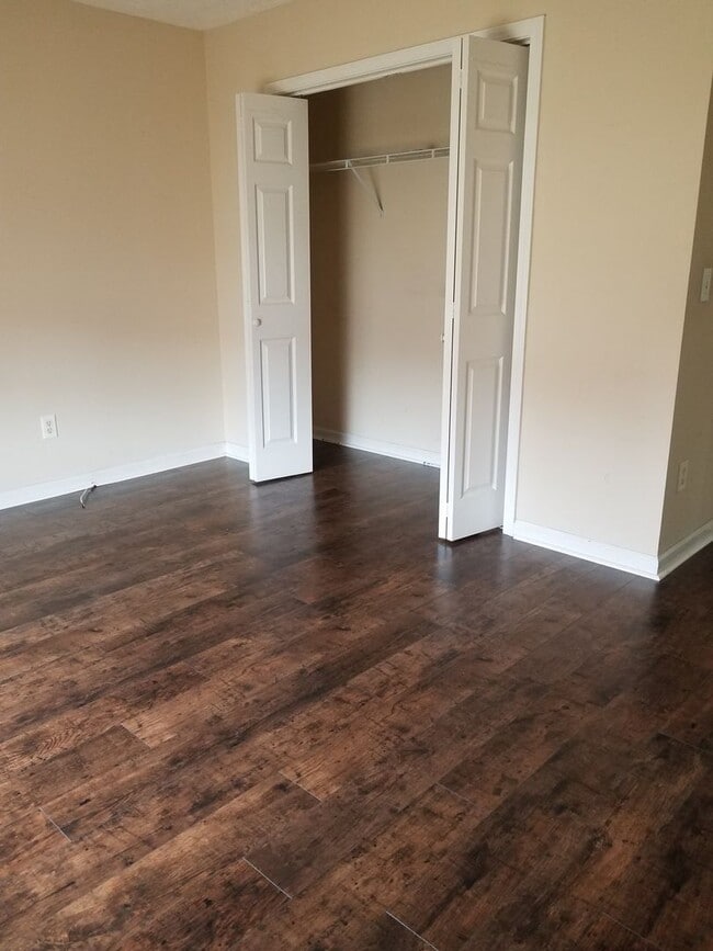 Foto del edificio - 1/2 off First Month Rent home has new flooring throughout.