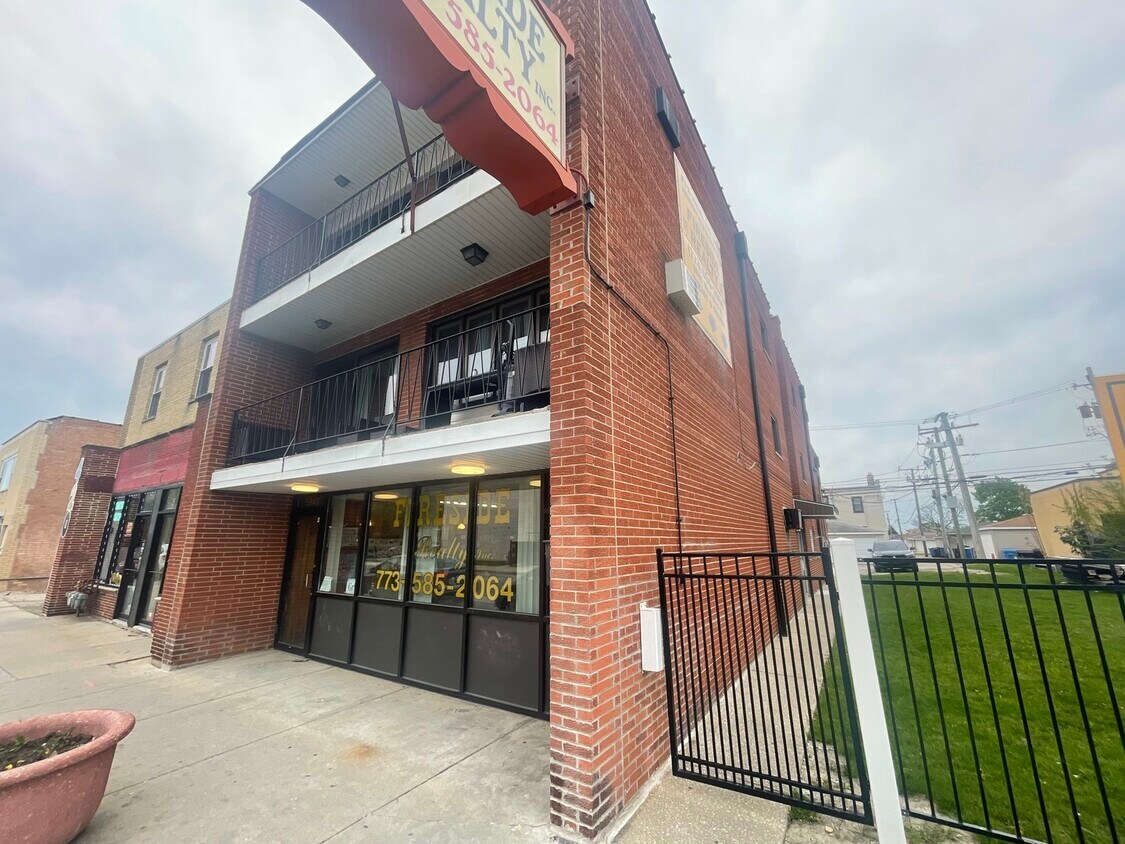 Foto principal - 5943 W 63rd St