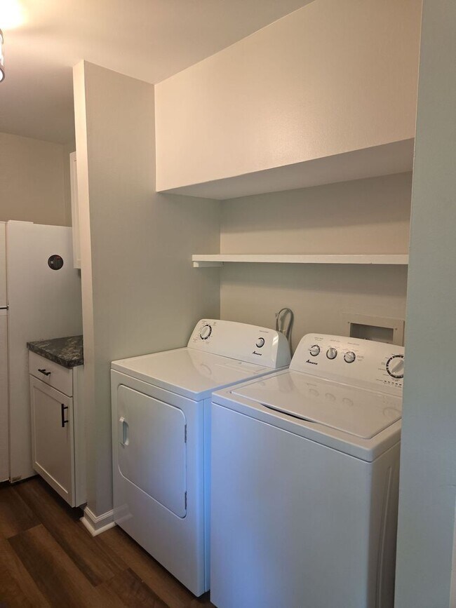 Building Photo - 2BD/1.5 BA Townhome - Available July 31st Recently Renovated