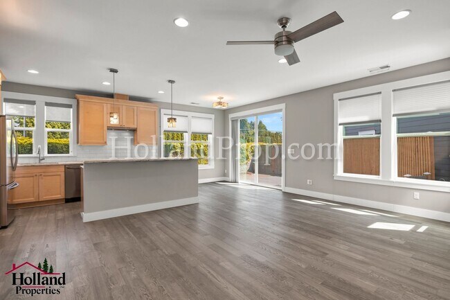 Building Photo - Fantastic 3 Bed 2.5 Bath Great Located is ...