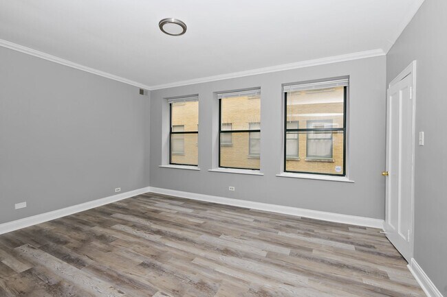 Foto del edificio - One Bedroom in South Shore