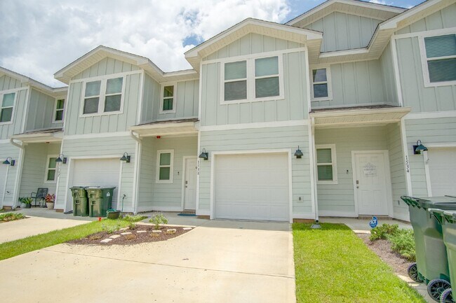 Foto del edificio - Spacious North Pensacola Townhome Featuring Modern Finishes, Granite Kitchen, Private Garage, Com...