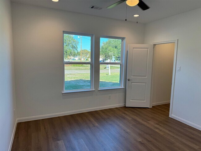 Foto del edificio - 6405 Carver Ave