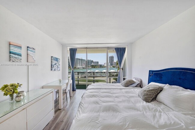 Foto del edificio - 900 Bay Dr