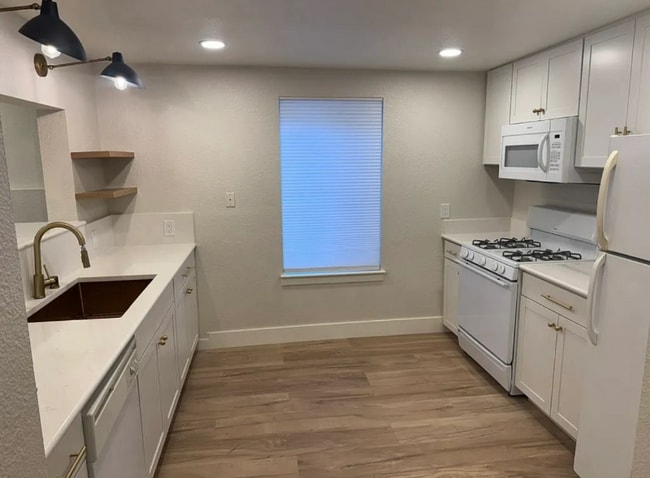 Building Photo - 927 Stewart St