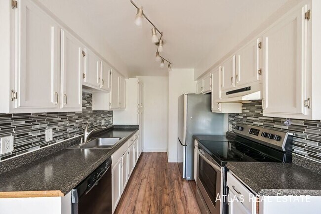 Foto del edificio - 7665 E Eastman Ave