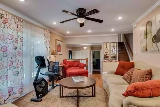 Foto del edificio - 2325 Overton Rd