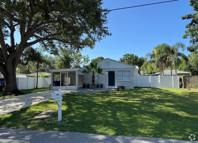 Building Photo - 3016 W Van Buren Dr