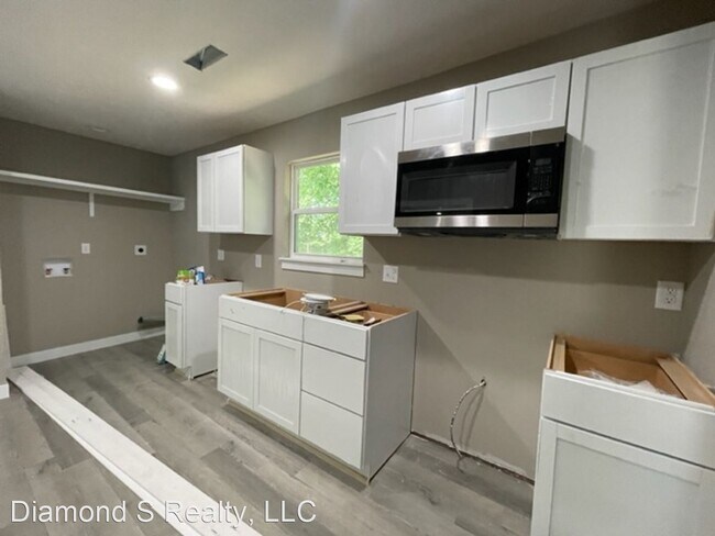 Building Photo - 3 br, 1 bath House - 2320 S Kickapoo Ave