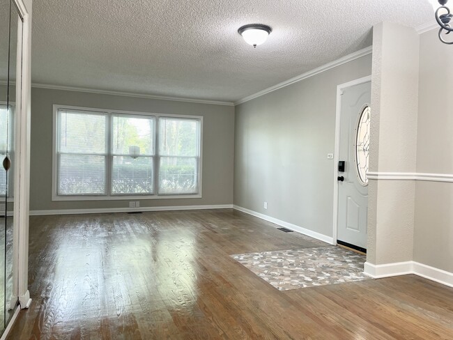 Foto del edificio - 8332 Bennett Ave