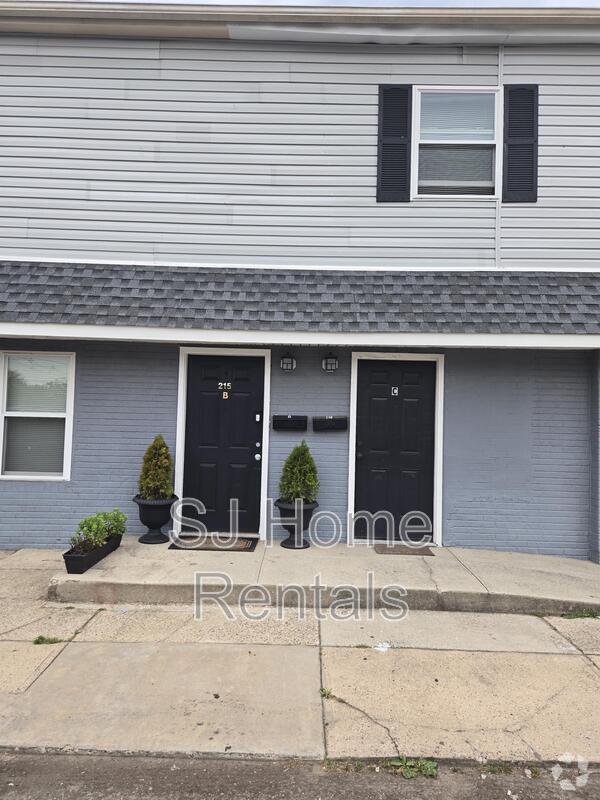 Building Photo - 215 S Pavilion Ave