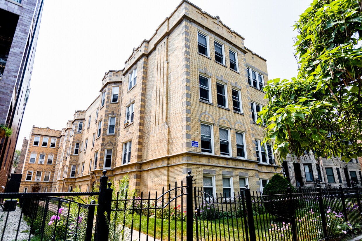 Primary Photo - 1445 W Carmen Ave