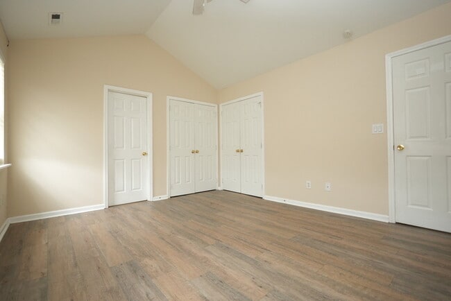 Building Photo - 3 bedroom, 2.5 bathroom home with great cu...