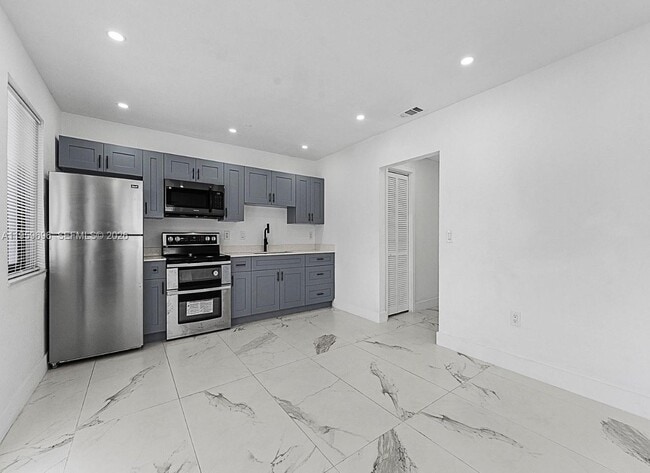 Building Photo - 921 NW 22nd Ct