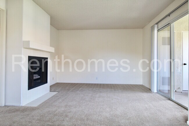 Foto del edificio - Mira Mesa, 10646 Aderman Avenue #18 - Minu...